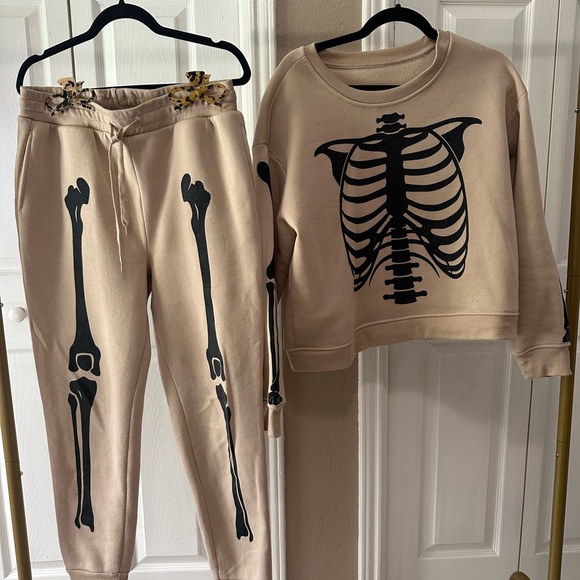 T.J.Maxx Beige Skeleton Print Lounge Set - Picture 1 of 1
